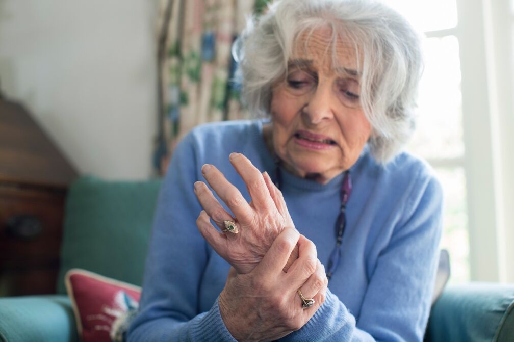 αρθρώσεις των αρθρώσεων των χεριών σε μια ηλικιωμένη γυναίκα
