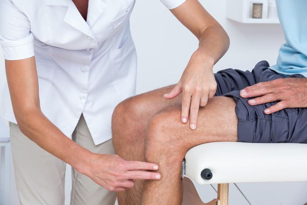 Εξέταση από γιατρό για διάγνωση αρθρώσεων της άρθρωσης του γόνατος